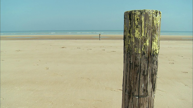 在沙滩上的防波堤，奥马哈海滩，Colleville-Sur-Mer，法国诺曼底视频素材