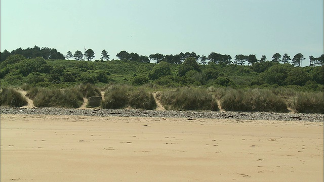 WS奥马哈海滩与美国墓地背景，奥马哈海滩，科尔维尔- sur - mer，诺曼底，法国视频素材