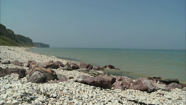 海滩上的岩石，奥马哈海滩，Colleville-Sur-Mer，法国诺曼底视频素材