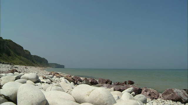 海滩上的岩石，奥马哈海滩，Colleville-Sur-Mer，法国诺曼底视频素材