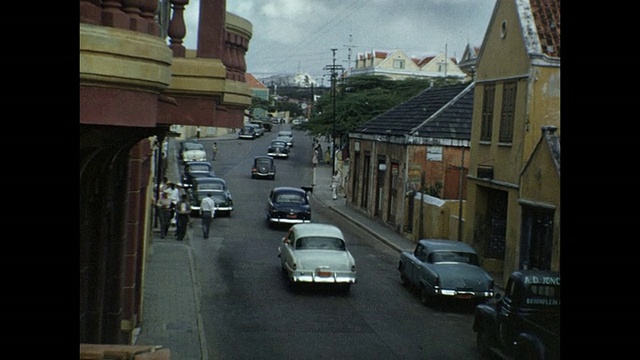 1954年家庭电影街头场景，妇女头扛产品，大男孩饮料车/阿鲁巴，小安的列斯群岛视频下载