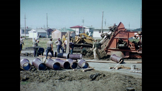 1954年，萨斯喀彻温省里贾纳，推土机在住宅建筑工地工作视频素材