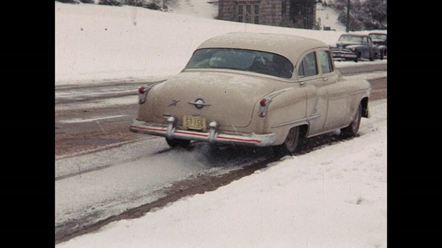 1954年，家庭电影在暴风雪中驾驶汽车/冬季的尼亚加拉大瀑布/加拿大安大略省视频素材