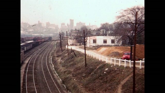 1954年，美国宾夕法尼亚州火车离开火车站视频素材