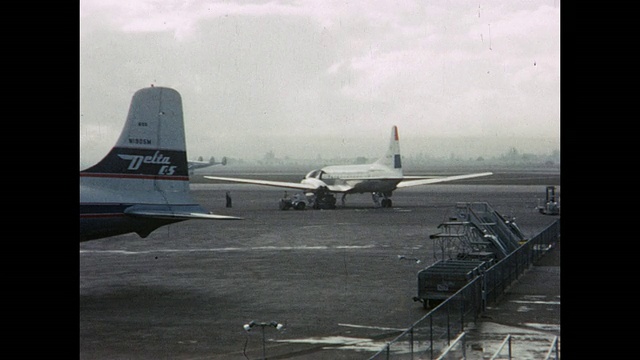 1954年家庭电影达美航空公司飞机在机场跑道上，佛罗里达迈阿密视频素材