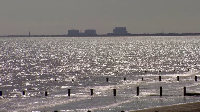 英国肯特郡圣玛丽湾，海上WS Groynes，背景是Dungeness核电站视频素材