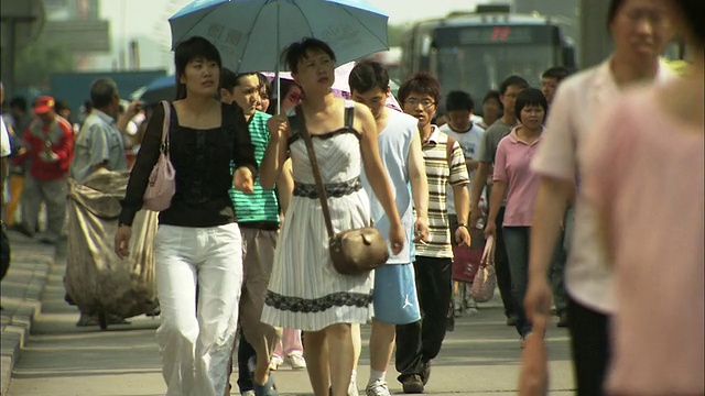 中国北京西单购物区拥挤的人行道上，两名年轻女性视频素材