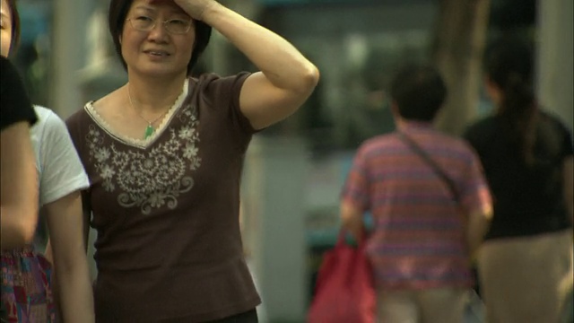 屠女士在北京西单购物区的人行道上选择性地聚焦人群视频素材