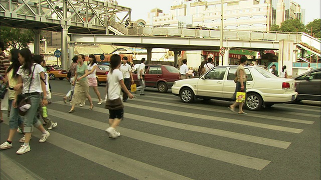 中国北京西单，行人等待和过马路视频素材