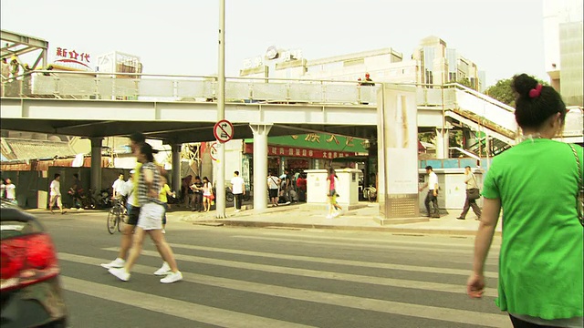 潘波v行人过马路，西单，北京，中国视频素材