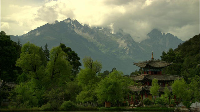 后面是雪山的WS宝塔，云南丽江，中国视频素材