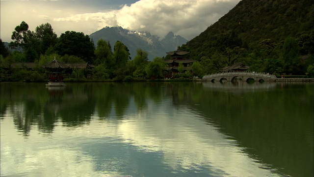 中国云南丽江山区的WS湖视频素材