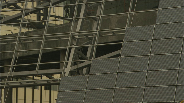 在建建筑外墙上的CU太阳能电池板，尚德电力控股，江苏无锡，中国视频素材