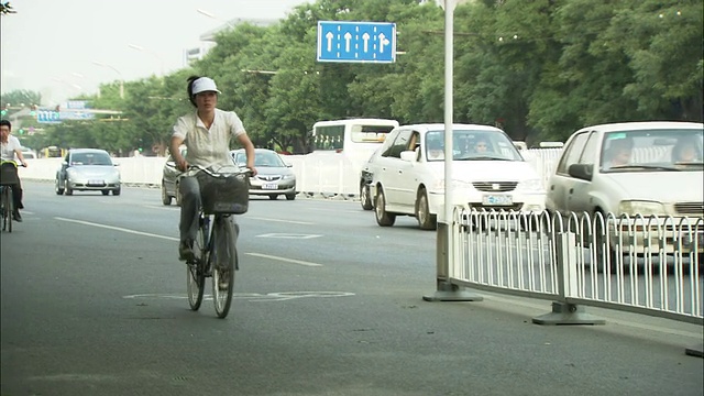 中国北京，在繁忙的大街上骑自行车的女子视频素材