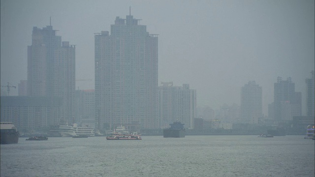 雾中的黄浦江及其邻近建筑，中国上海视频素材