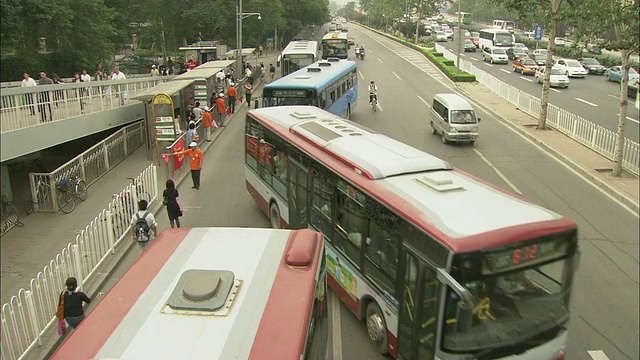 WS HA Traffic by bus stop，中国北京视频素材