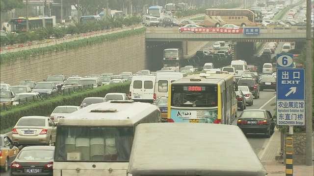 WS HA TU TD繁忙的道路，乘客在巴士站上车，中国北京视频素材