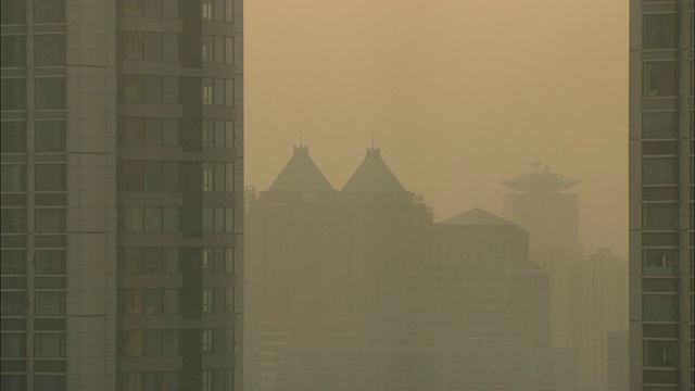 中国广西壮族自治区桂林，烟雾弥漫的天空和建筑物的剪影视频素材