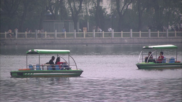 北京什刹海游船WS People boating on Lake Houhai, Beijing, China视频素材