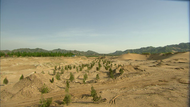 中国河北龙宝山村，沙丘侵占村庄视频素材