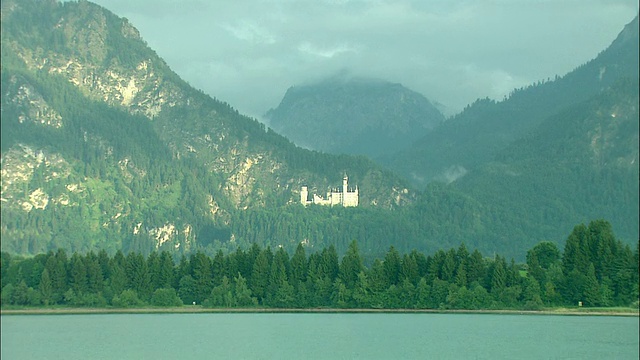 德国巴伐利亚州新天鹅堡，山景，斯塔恩堡湖，前景视频素材