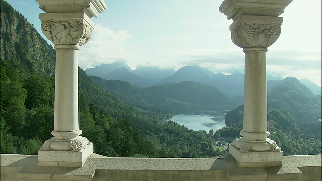 从新天鹅堡看到的WS ZI山景观和湖，柱在前景，巴伐利亚，德国视频素材