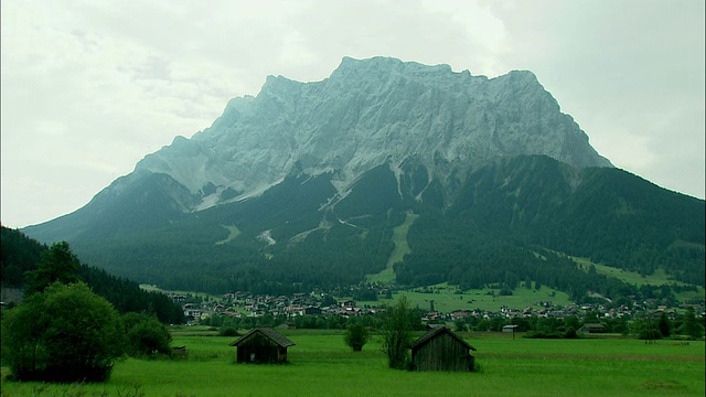 德国巴伐利亚州，Zugspitze山上，前景中野外的小屋视频素材