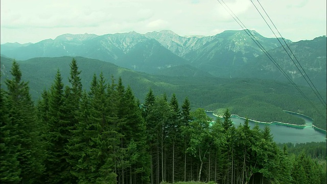 从德国巴伐利亚州Zugspitze的缆车上看到的山脉和Eibsee湖视频素材