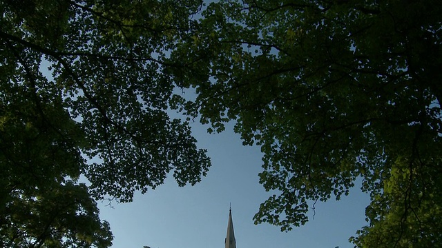 St Albans英国教堂，人们走在前面/哥本哈根，丹麦，丹麦视频素材