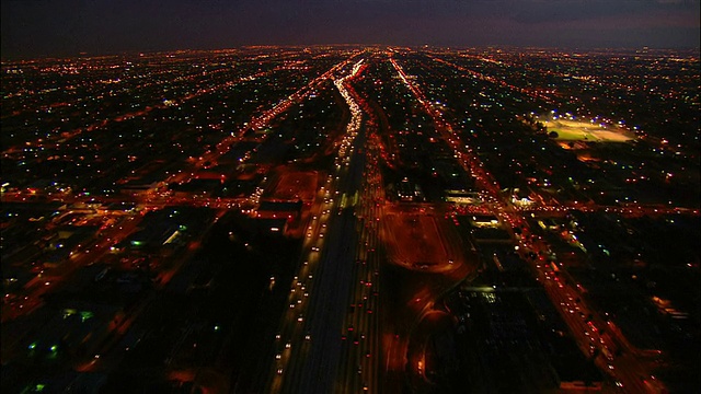 加州洛杉矶，夜间高速公路上空的航拍视频素材