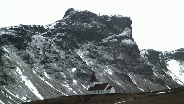 冰岛Vik小教堂，背景是岩石山视频素材