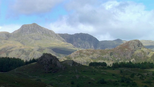 英国坎布里亚郡(Cumbria)的湖区(Lake District)，山景，羊在放牧视频素材