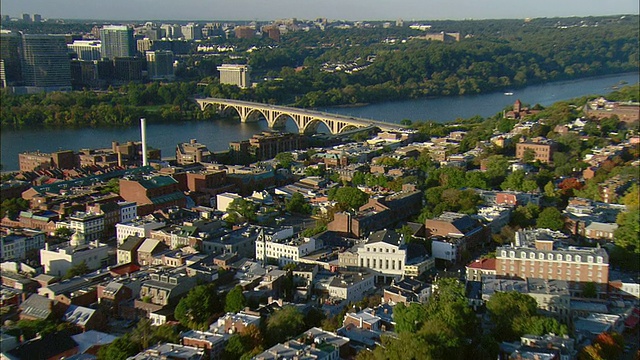 AERIAL Georgetown, Potomac河上的Key Bridge和住宅公寓，华盛顿特区，美国视频素材