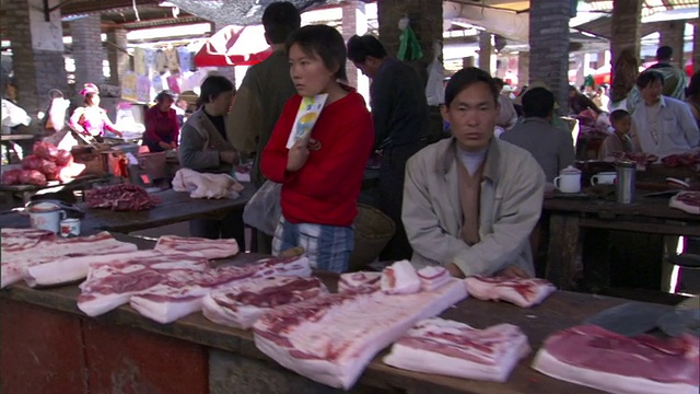 POV走过云南微山市场的鲜肉视频素材