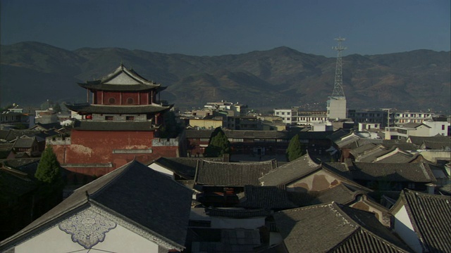 中国云南微山，传统的中国屋顶和以山为背景的寺庙视频素材