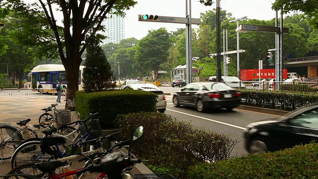 日本东京，城市街道，路边巴士驶离视频素材