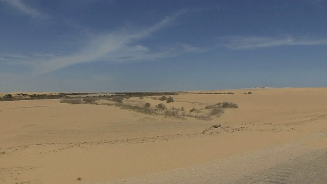 驾车行驶在埃及法尤姆地区Qarun湖岸边的沙漠中视频素材