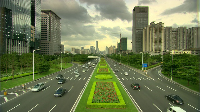 中国广东深圳，WS HA市区高速公路，车道间有花坛视频素材