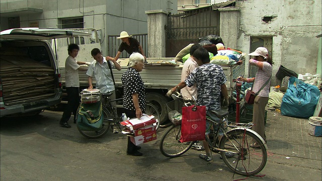 北京，中国，北京，繁忙的回收站，人们等着称他们的纸盒来付款视频素材