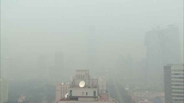 在厚厚的灰色雾霾中，中国北京，城市天际线几乎看不见视频素材