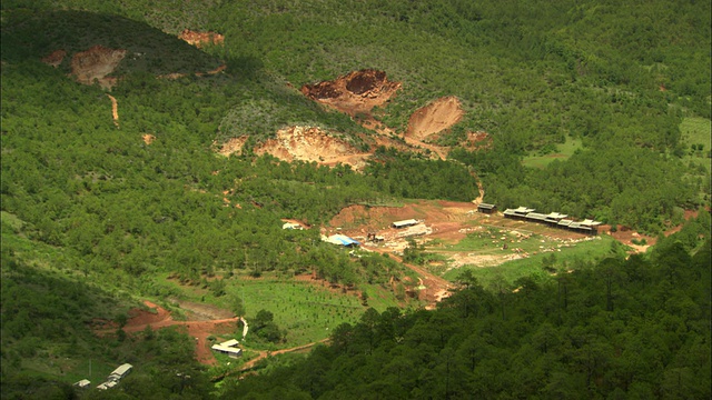 WS HA建筑群坐落在中国云南丽江的绿色山坡上视频素材