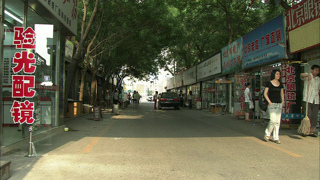 路过北京光学城的人，北京，北京，中国视频素材