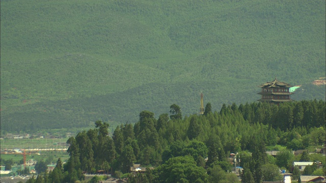 碧绿山坡上的HA宝塔，中国云南丽江视频素材