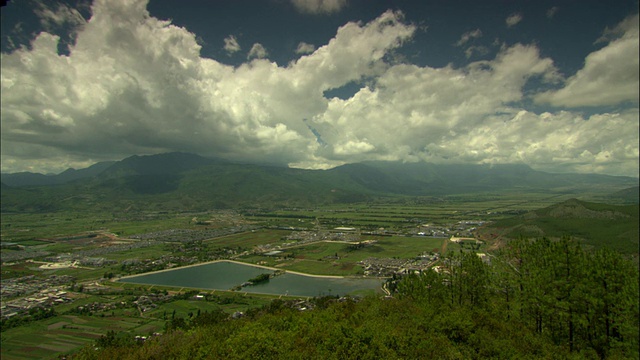 T/L WS HA云形成的山和山谷，丽江，云南，中国视频素材