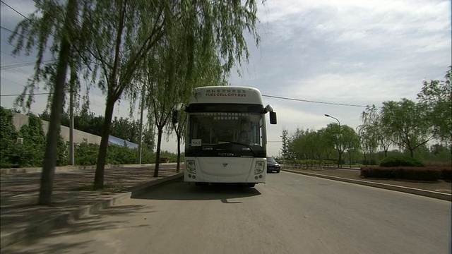 WS REAR POV氢燃料电池巴士行驶在北京街道上，北京，中国视频素材