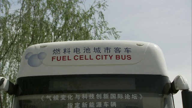 cula REAR POV燃料电池城市公交车，北京，中国视频素材