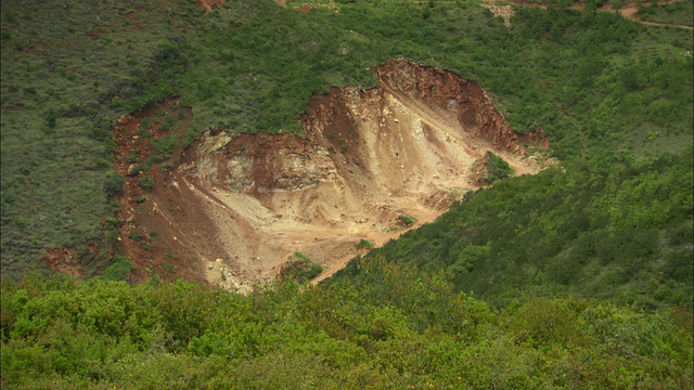 中国云南丽江，绿色山坡上的棕色泥土视频素材