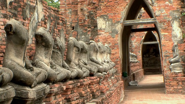 泰国大城府柴瓦他那明寺一排排佛像视频素材