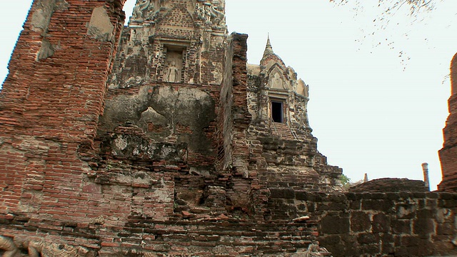 潘女士在泰国大城府拉查布兰寺的神殿视频素材