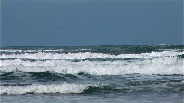 宽镜头海浪翻滚到海岸/ Cannon海滩，俄勒冈州视频素材